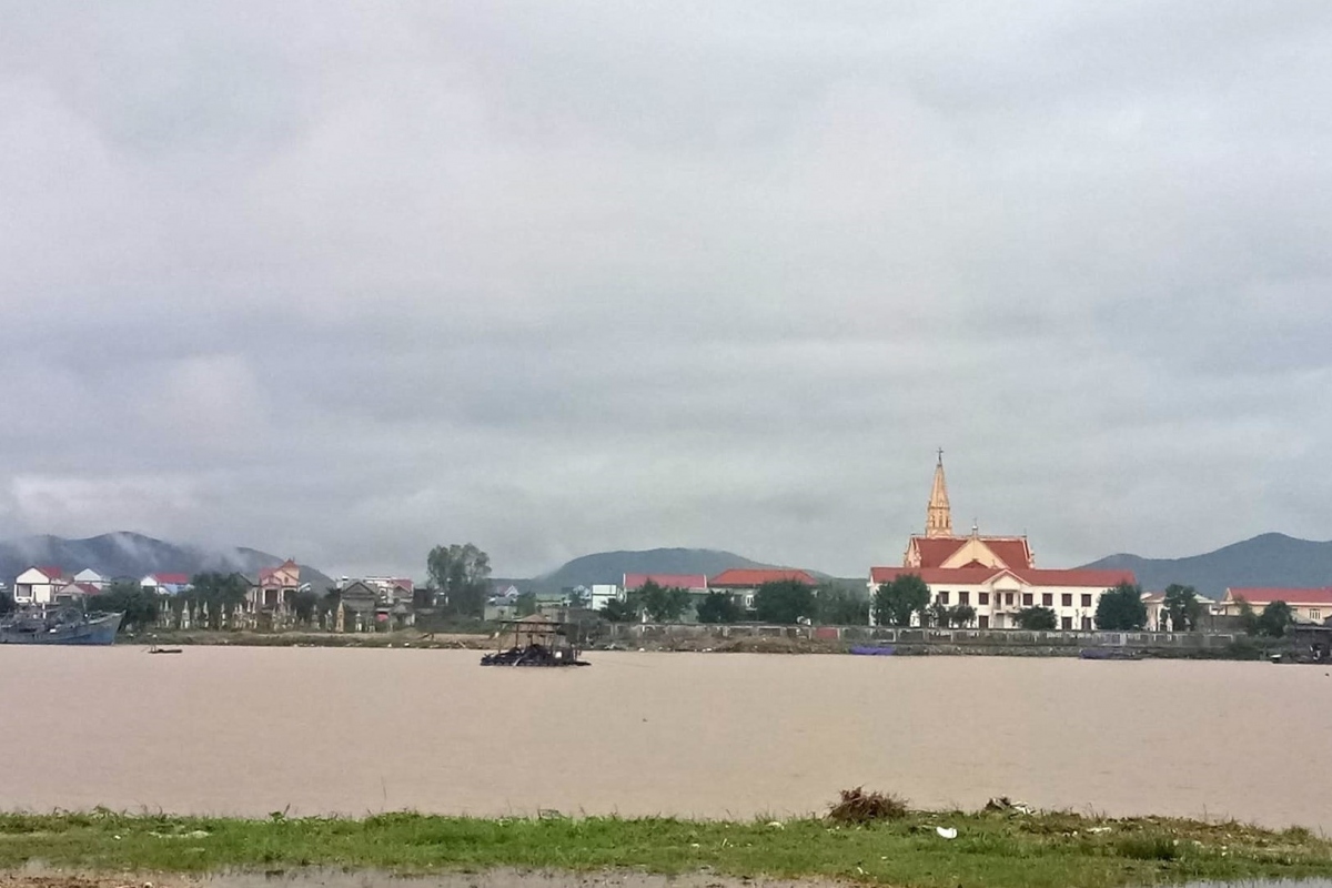 Lao xuống sông cứu vợ và con gái, người đàn ông tử vong