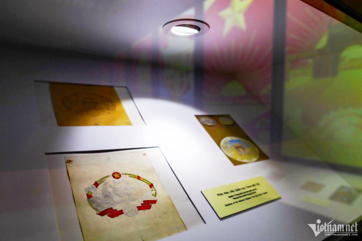 original designs of national emblem go on show in hanoi picture 8
