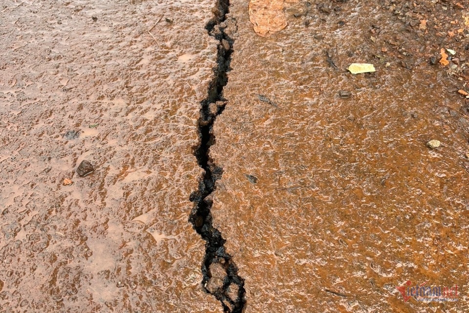 Dak nong xuat hien vet nut la dai 1,5km sau tieng no lon tu long dat hinh anh 3