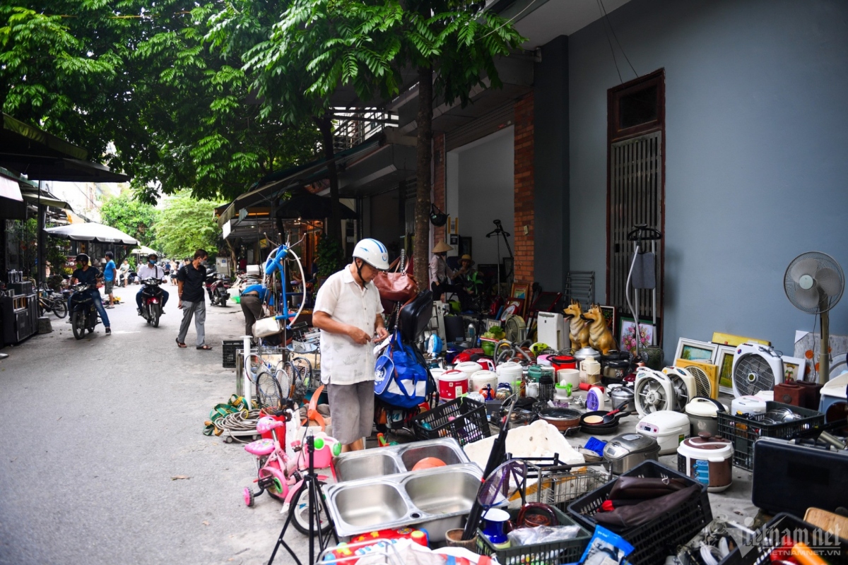 hanoi old-fashioned market among favourite destinations for antique enthusiasts picture 1