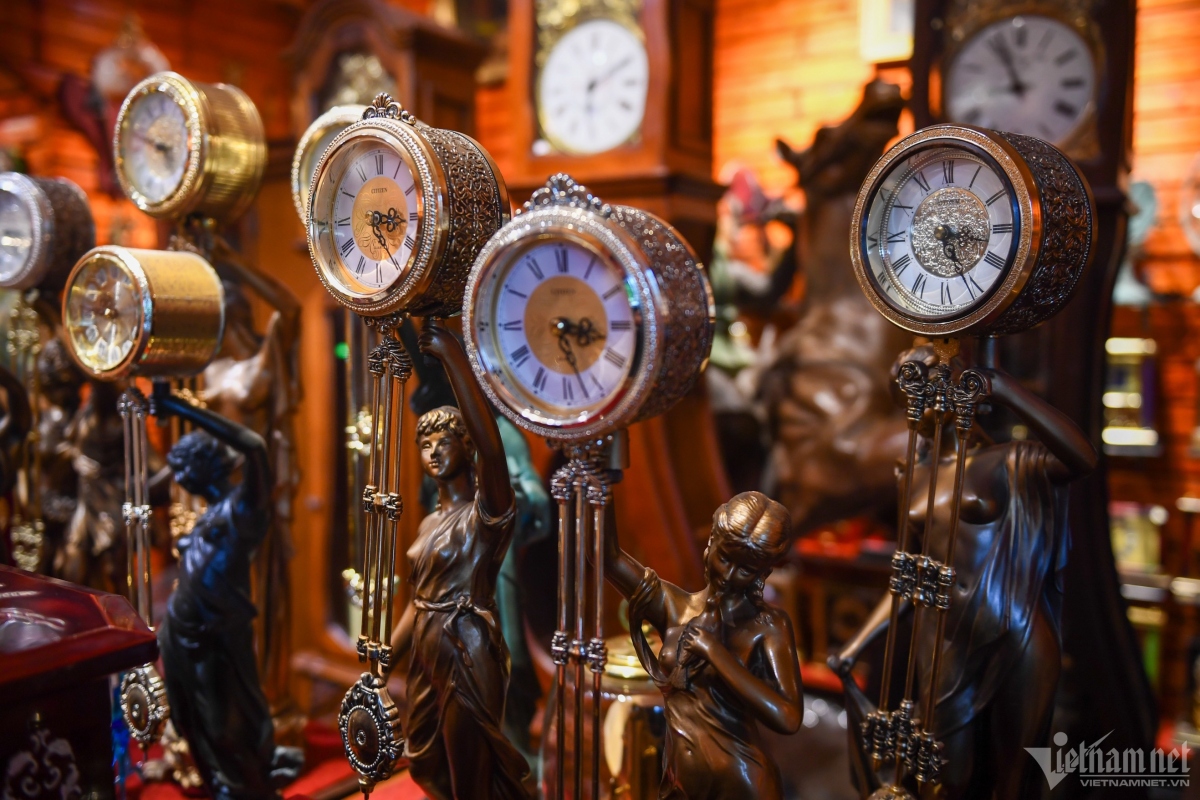 hanoi old-fashioned market among favourite destinations for antique enthusiasts picture 10