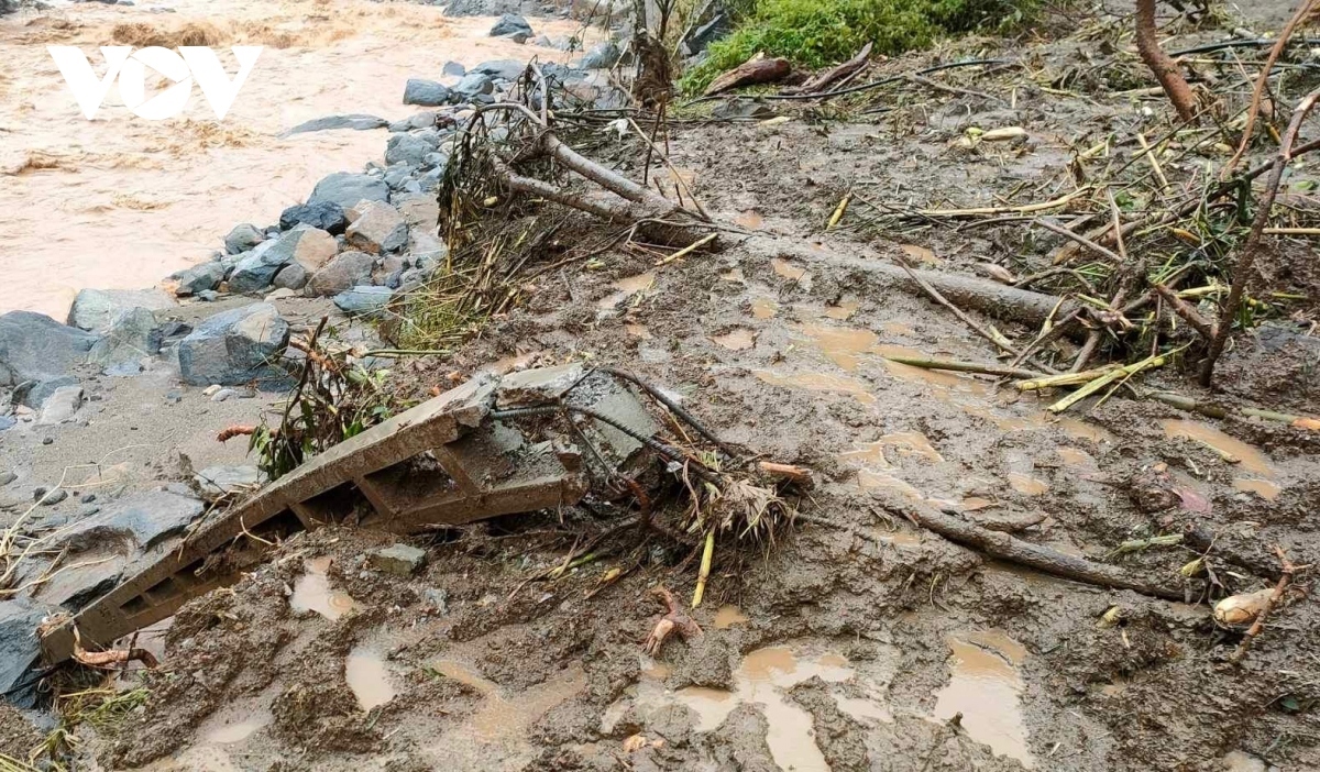 An electric pole has been brought down by flashfloods and landslides.