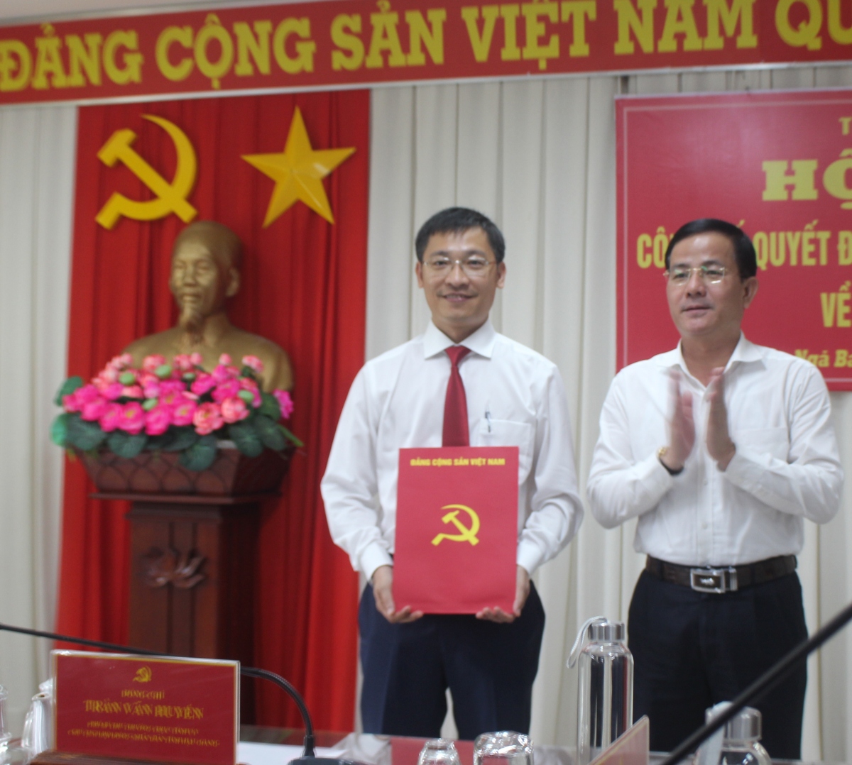 Giới thiệu Chánh văn phòng UBND tỉnh Hậu Giang giữ chức Chủ tịch TP Ngã Bảy