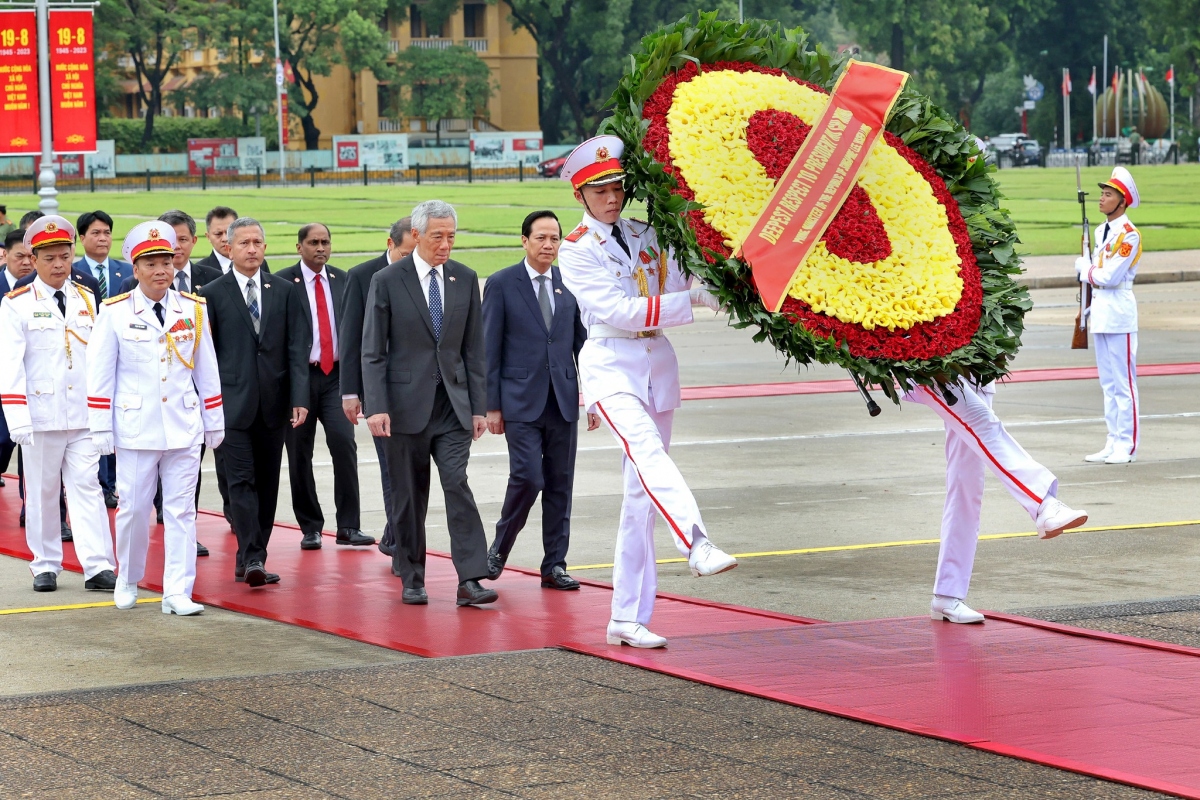 singaporean pm posts images of vietnam trip on facebook picture 1