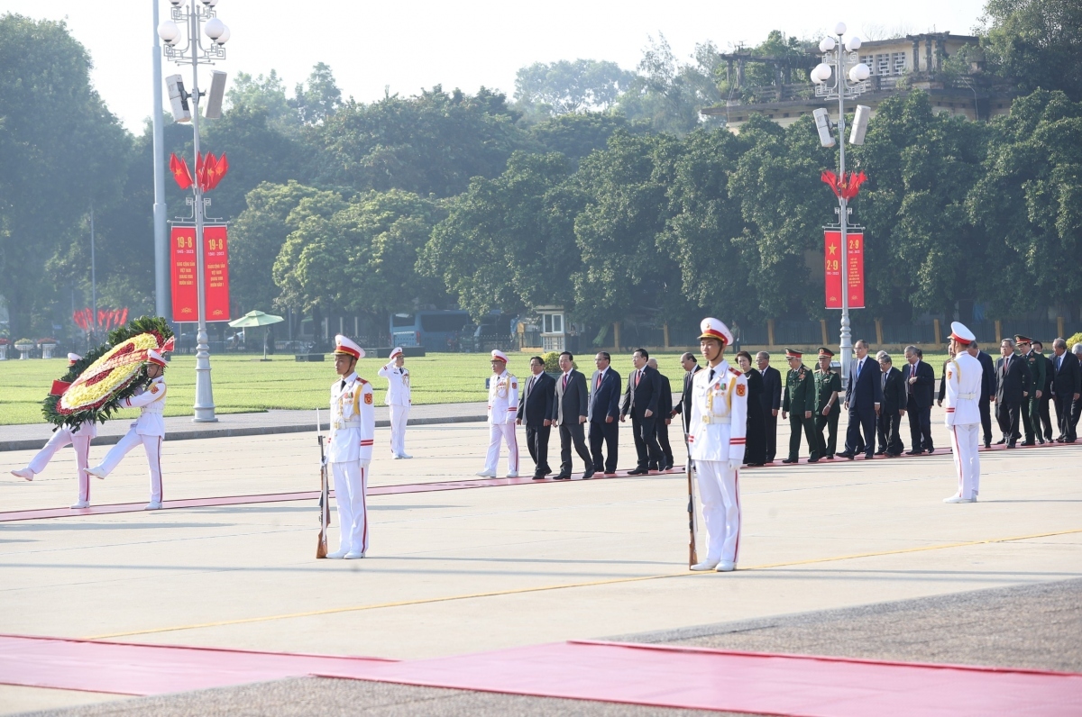 party and state leaders pay tribute to late president ho chi minh picture 1