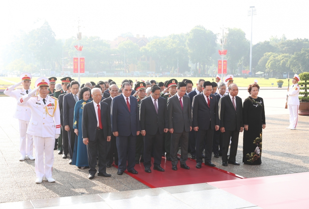 party and state leaders pay tribute to late president ho chi minh picture 2