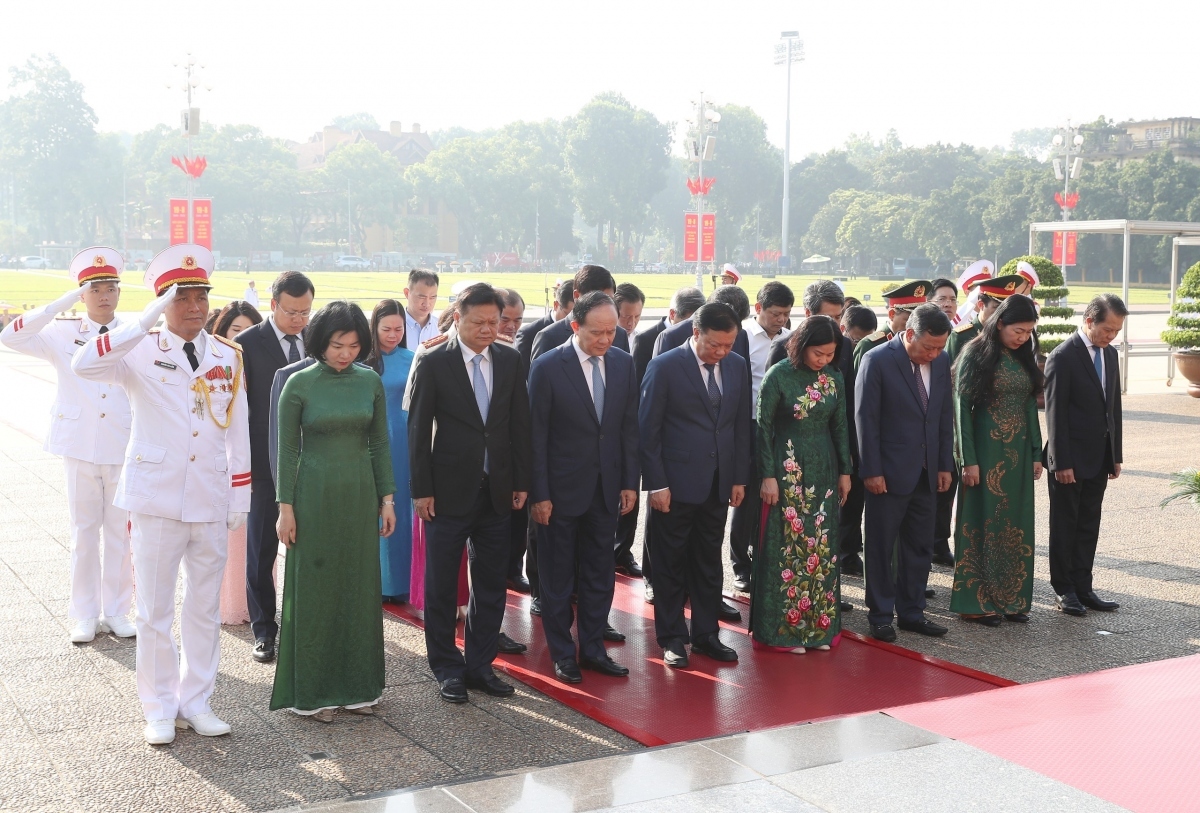 party and state leaders pay tribute to late president ho chi minh picture 6