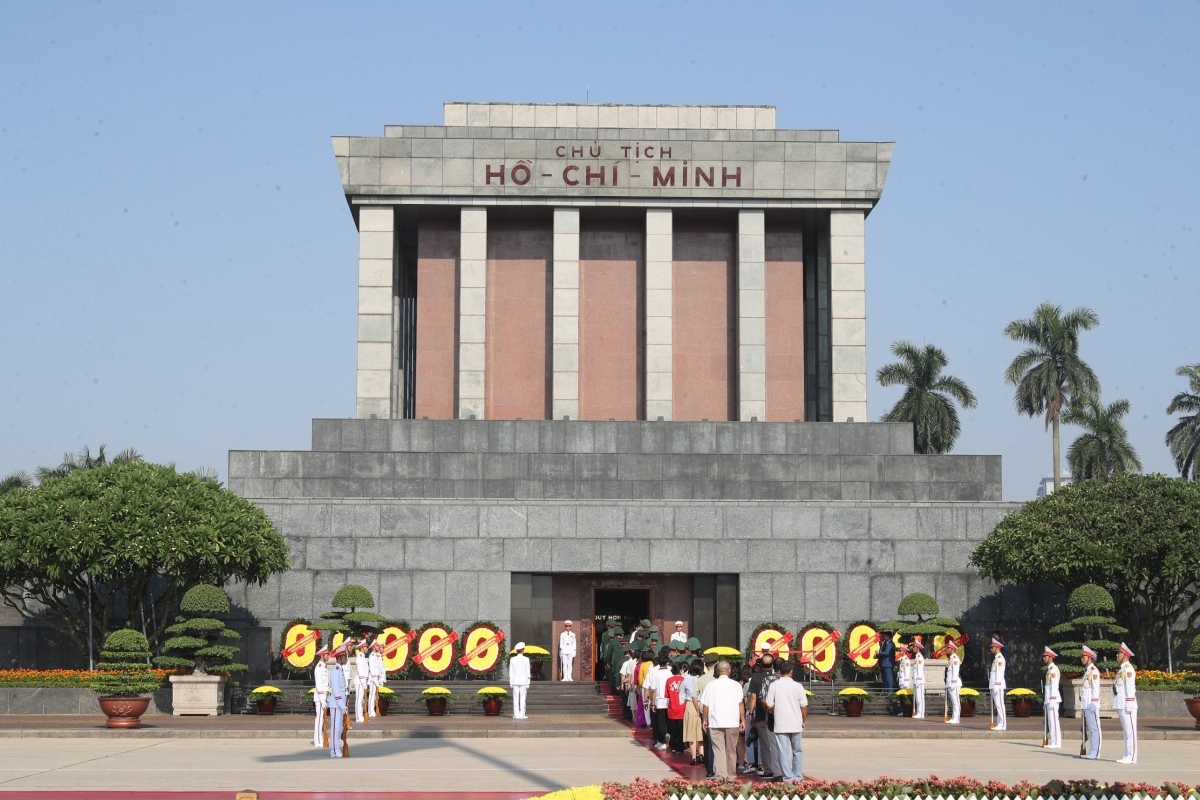 party and state leaders pay tribute to late president ho chi minh picture 7
