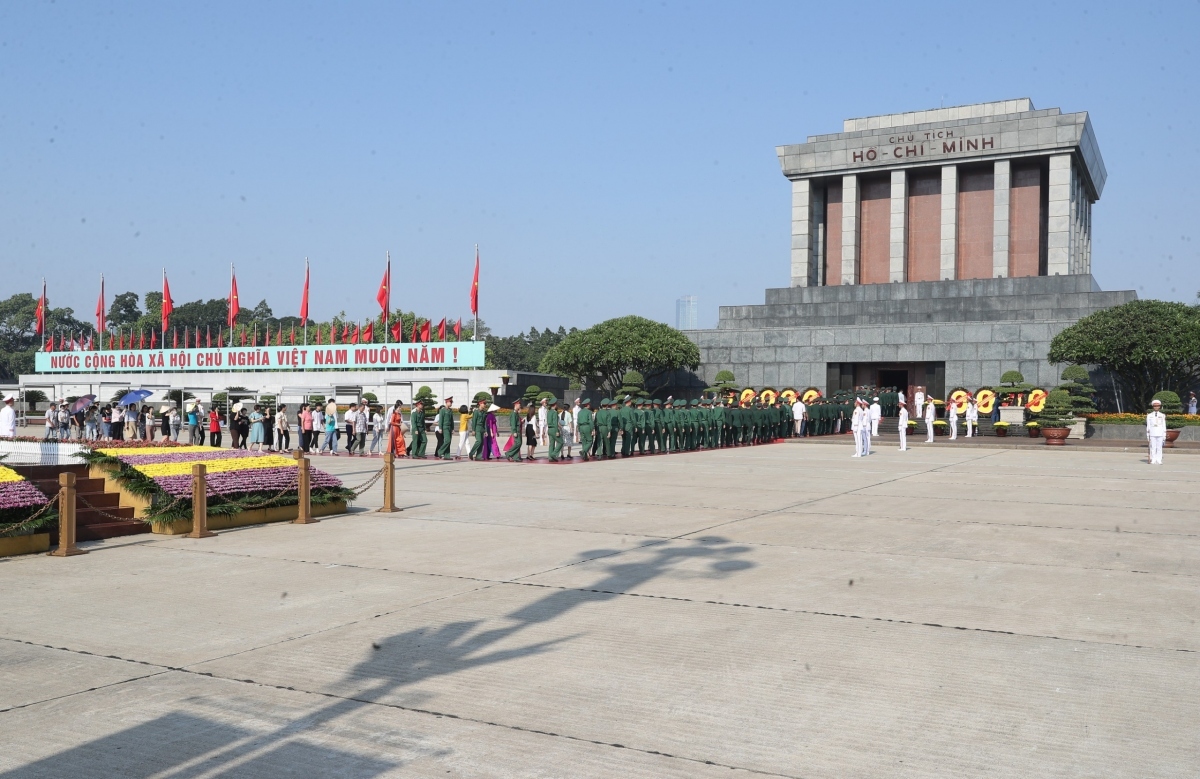 party and state leaders pay tribute to late president ho chi minh picture 8