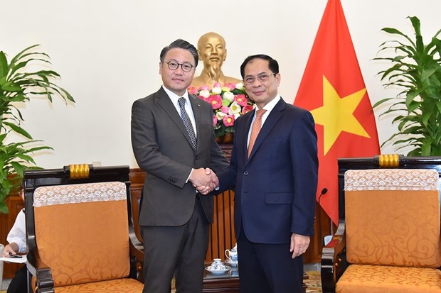 fm bui thanh son meets govenor of japan s nagasaki prefecture picture 1