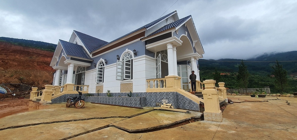 Đất đai sụt lún, nhà ở nứt toác bên hồ chứa nước đang thi công tại Lâm Đồng