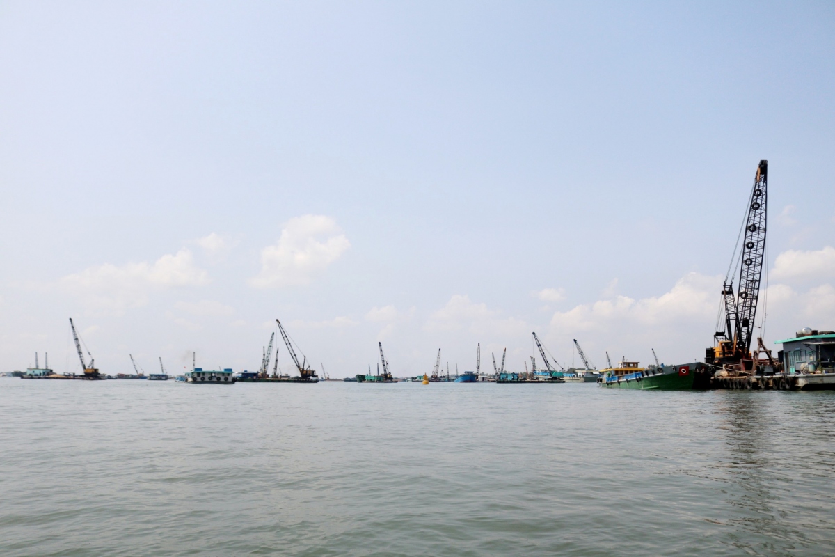Thu hồi hàng loạt giấy phép khai thác các mỏ cát trên sông Tiền và sông Hậu