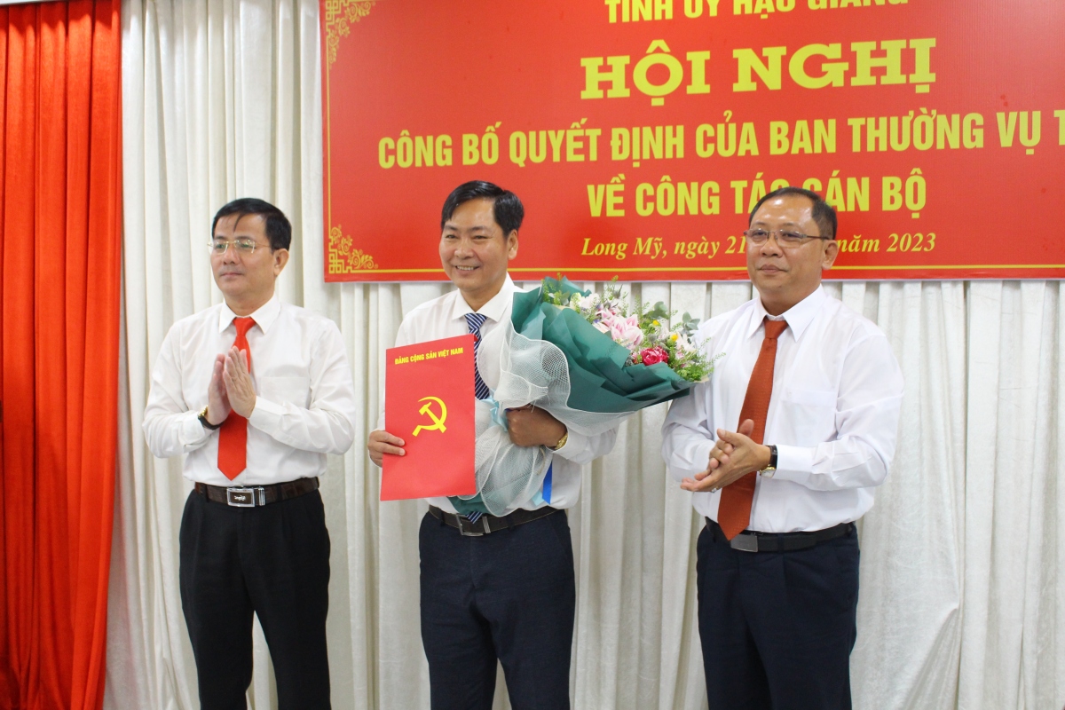 hau giang cong bo quyet dinh cua ban thuong vu tinh uy ve cong tac can bo hinh anh 1