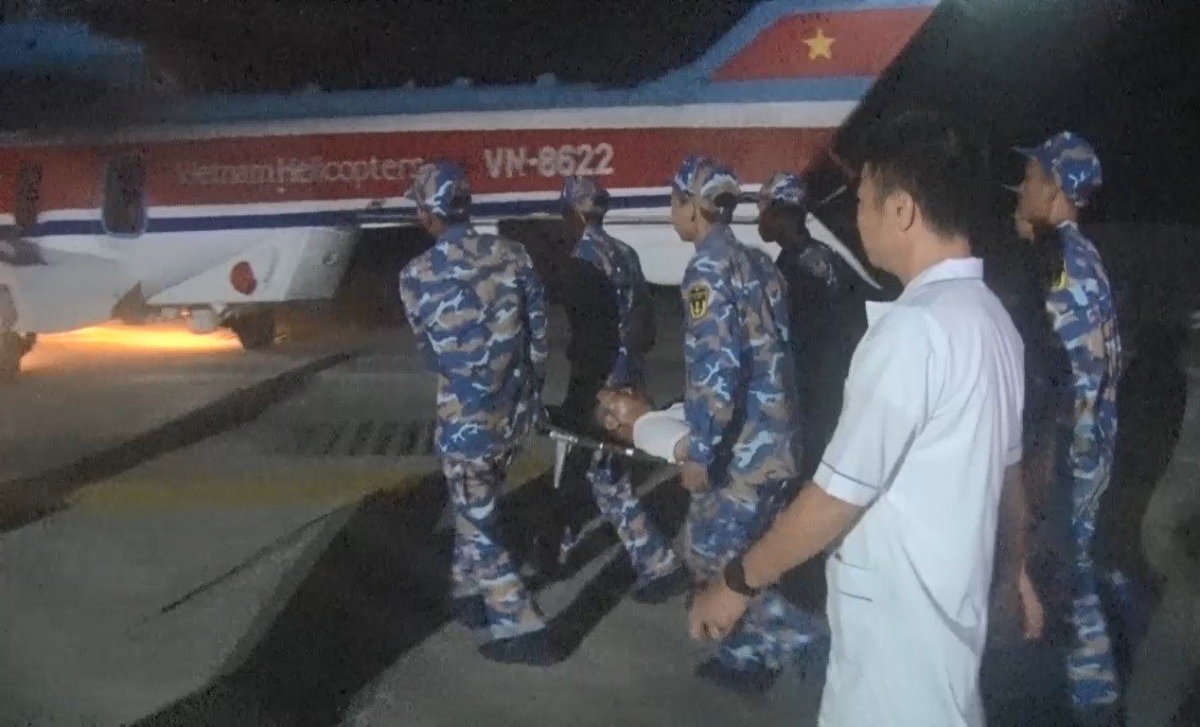 Trực thăng EC-225 đưa ngư dân từ đảo Phan Vinh vào đất liền chữa trị