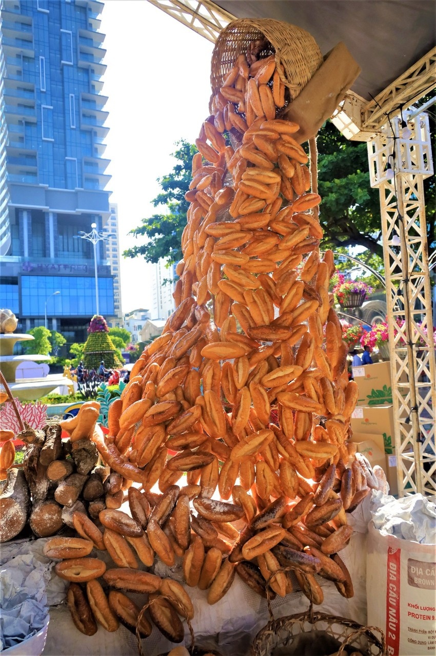 largest model of bread tower in vietnam recognised picture 1