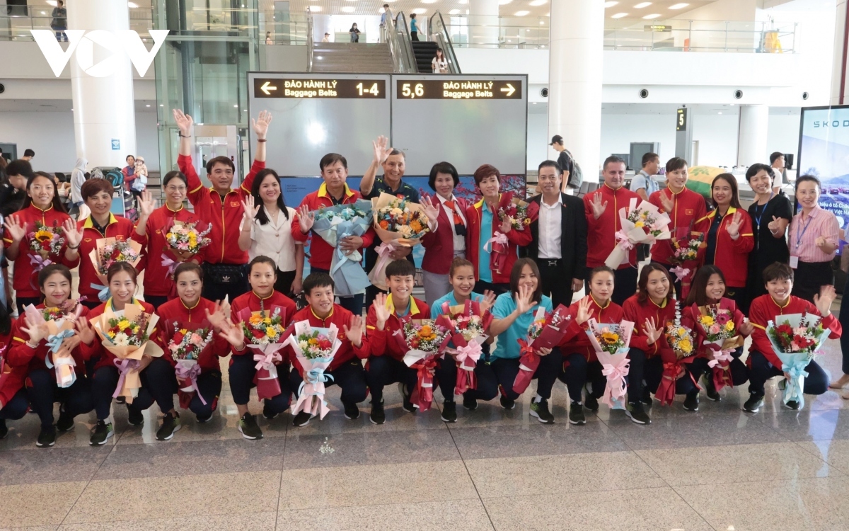 footballers receive warm welcome after concluding women s world cup campaign picture 1