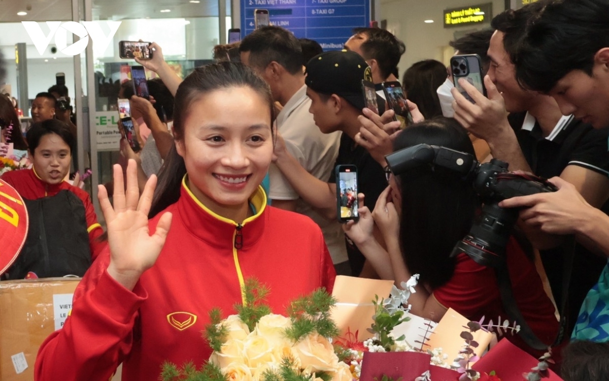 Defender Hoang Thi Loan shows her surprise upon seeing crowds waiting for the Vietnamese women’s national team at the airport.
