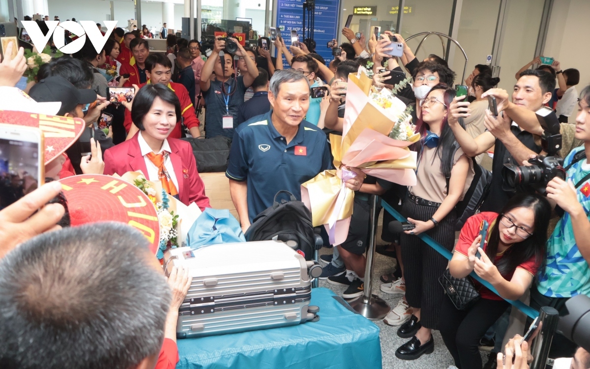 Coach Mai Duc Chung touches down in Hanoi on the afternoon of August 3. The world’s football governing body FIFA recognises him as the oldest coach in World Cup history.