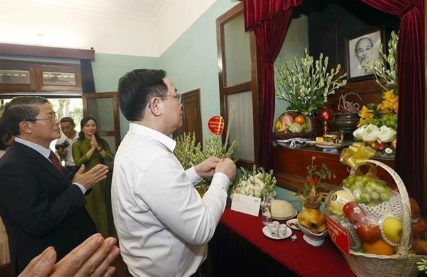 na chairman offers incense in tribute to late president ho chi minh picture 1