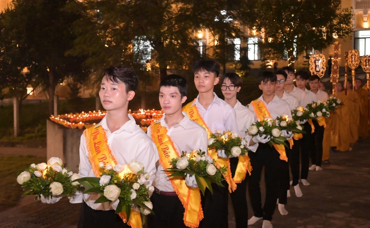 vu lan festival in full swing in vietnam to show people's gratitude to parents picture 2