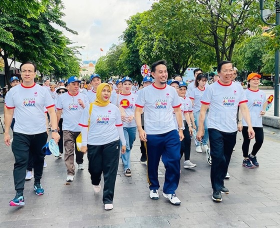 nearly 1,000 runners partake in asean fun walk 2023 in hcm city picture 1