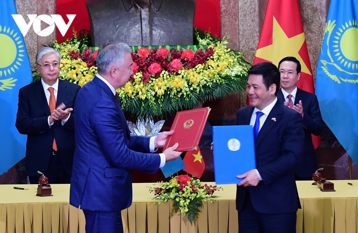 official welcome ceremony held for kazakh president in hanoi picture 10