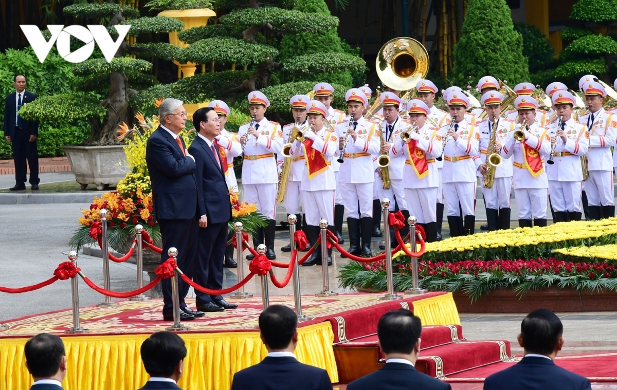 official welcome ceremony held for Kazakh President in Hanoi - Picture 2