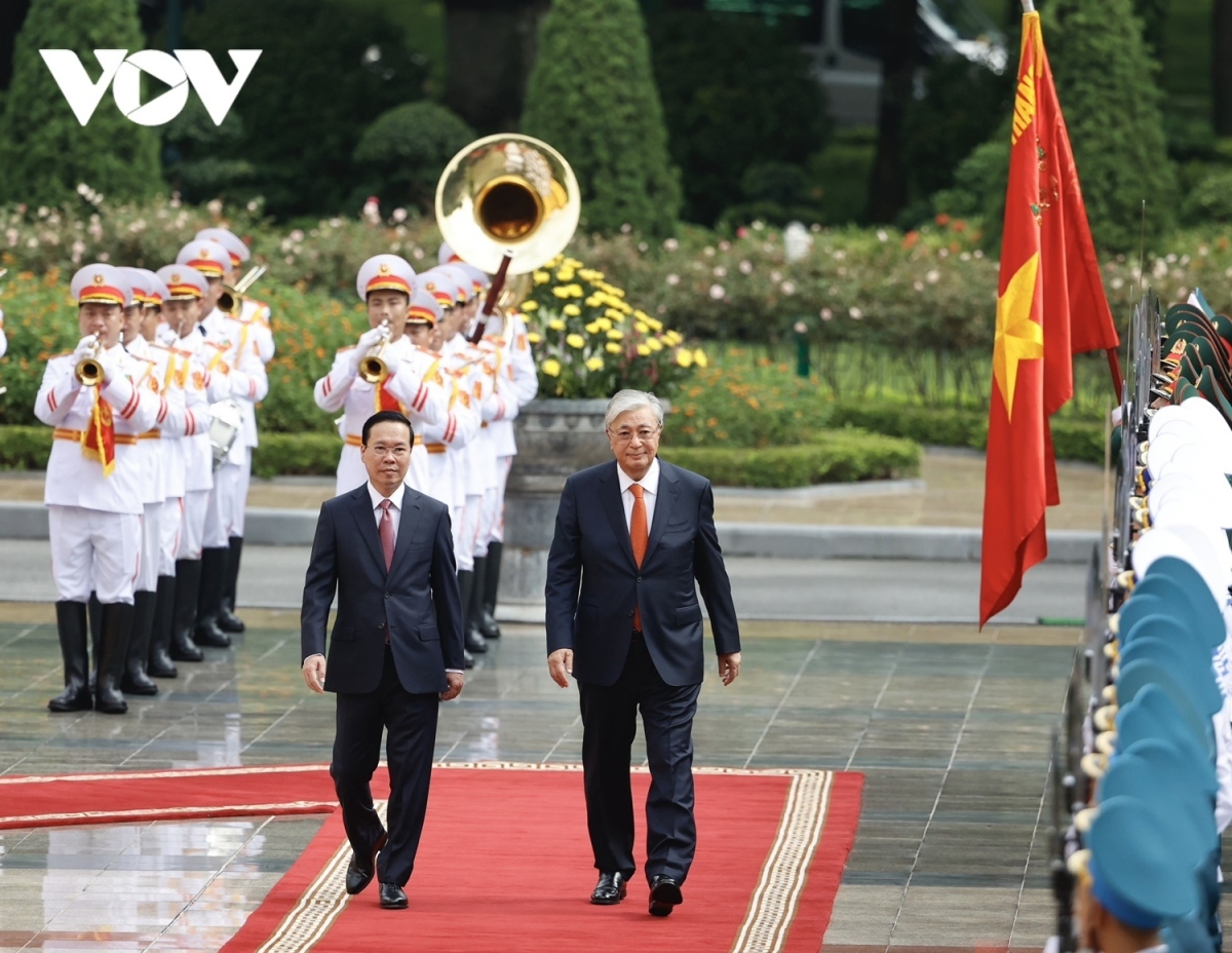 official welcome ceremony held for Kazakh President in Hanoi - Picture 3