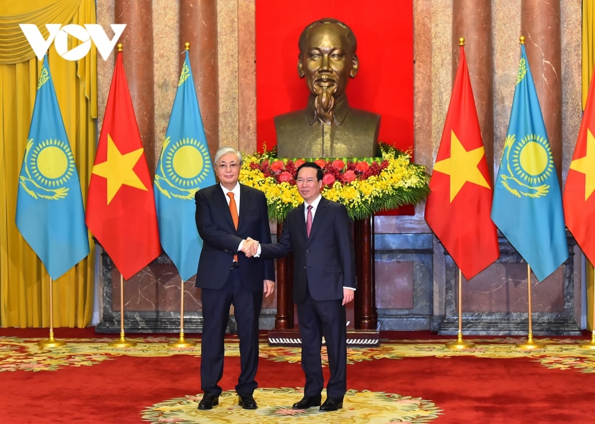 official welcome ceremony held for Kazakh President in Hanoi - Picture 4