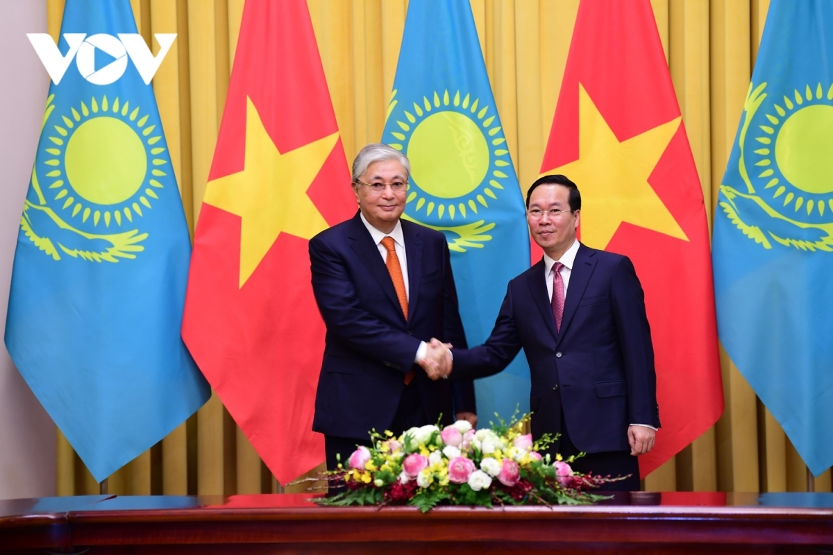 official welcome ceremony held for Kazakh President in Hanoi - Picture 5