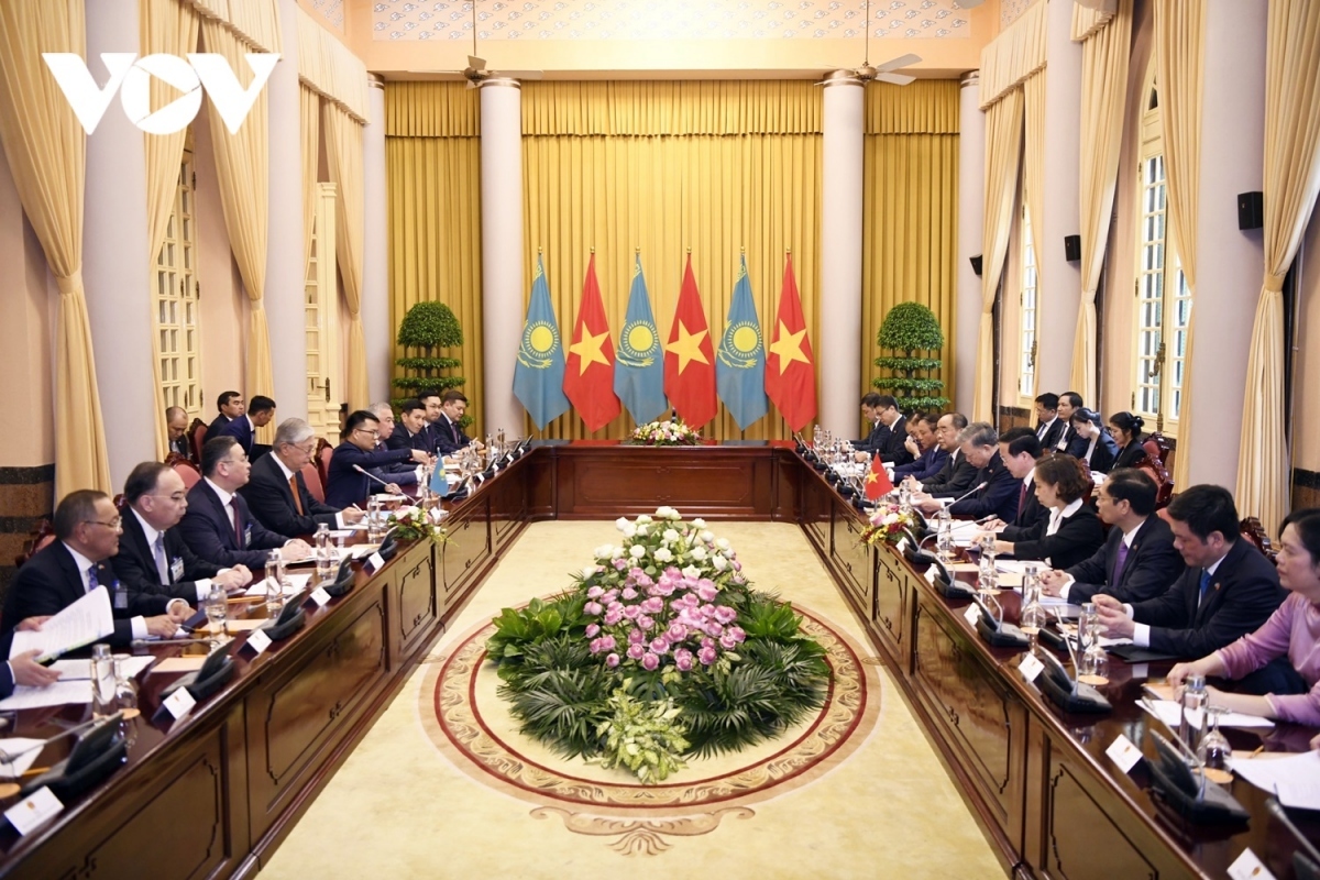 official welcome ceremony held for Kazakh President in Hanoi - Picture 8
