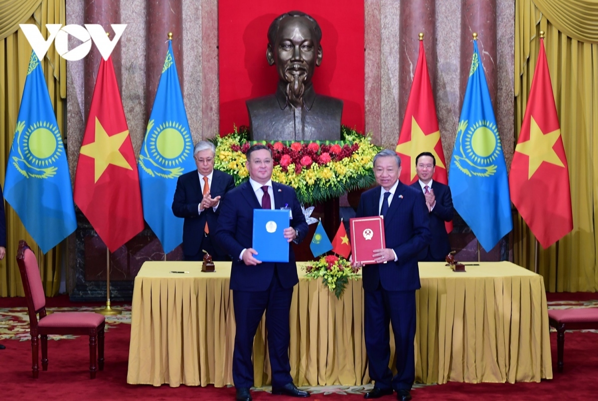 official welcome ceremony held for Kazakh President in Hanoi - Picture 9