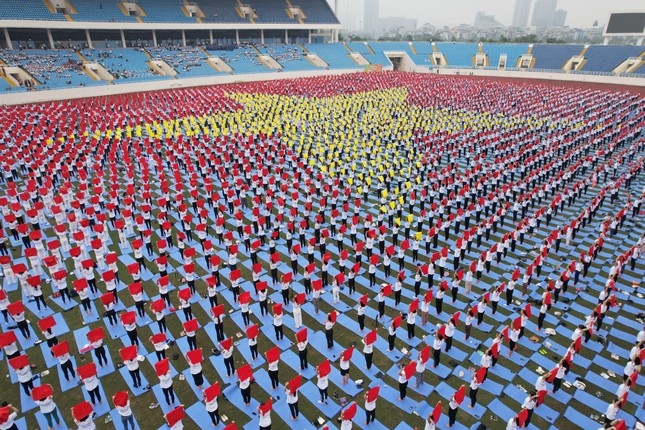 largest yoga performance to shape national flag sets national record picture 1