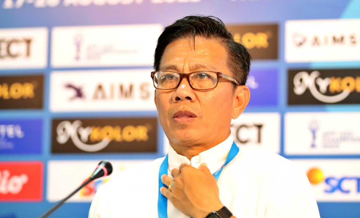 HLV Hoàng Anh Tuấn đi “soi giò” đối thủ của U23 Việt Nam ở chung kết