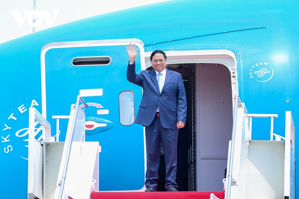 pm pham minh chinh arrives in jakarta for asean summit picture 1