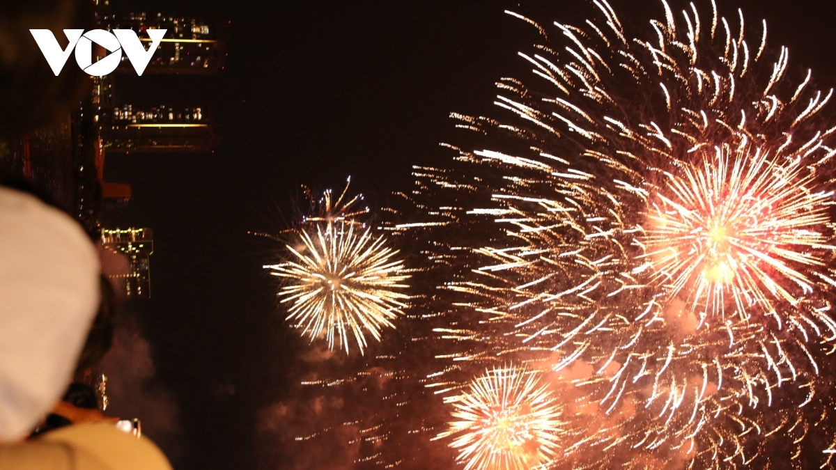 spectacular fireworks display lights up hcm city skies on national day picture 1