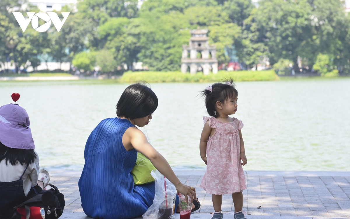 hoan kiem lake, hanoi cathedral draw big crowds on first day of national holiday picture 10