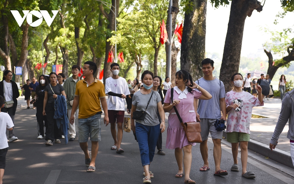 hoan kiem lake, hanoi cathedral draw big crowds on first day of national holiday picture 11