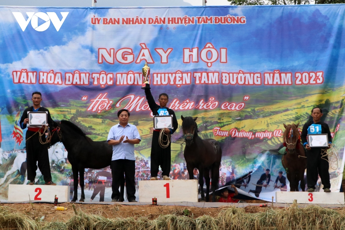 horse riders show off skills on the northern plateau picture 13