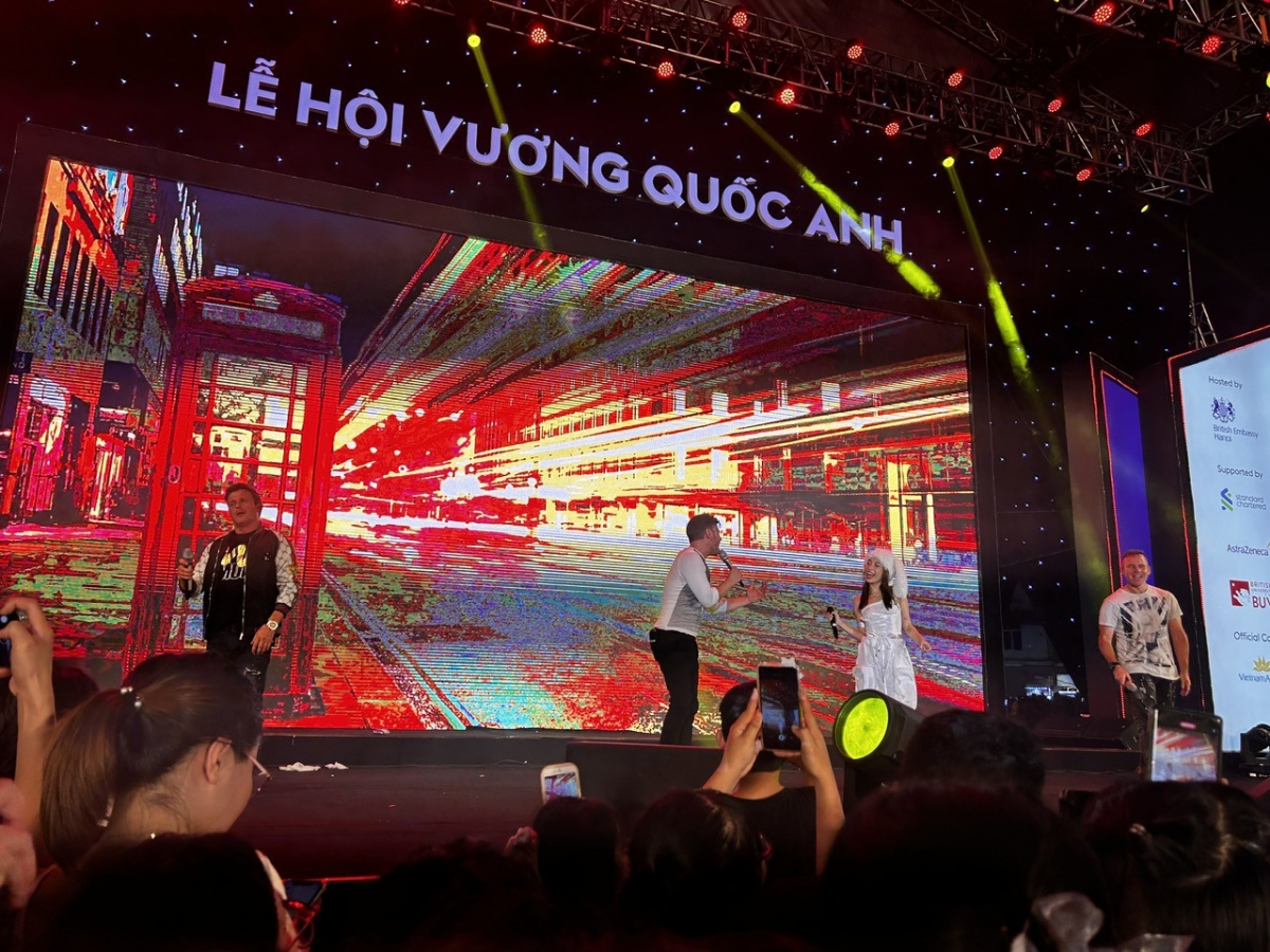 band 911 entertain spectators at uk festival 2023 in hanoi picture 2
