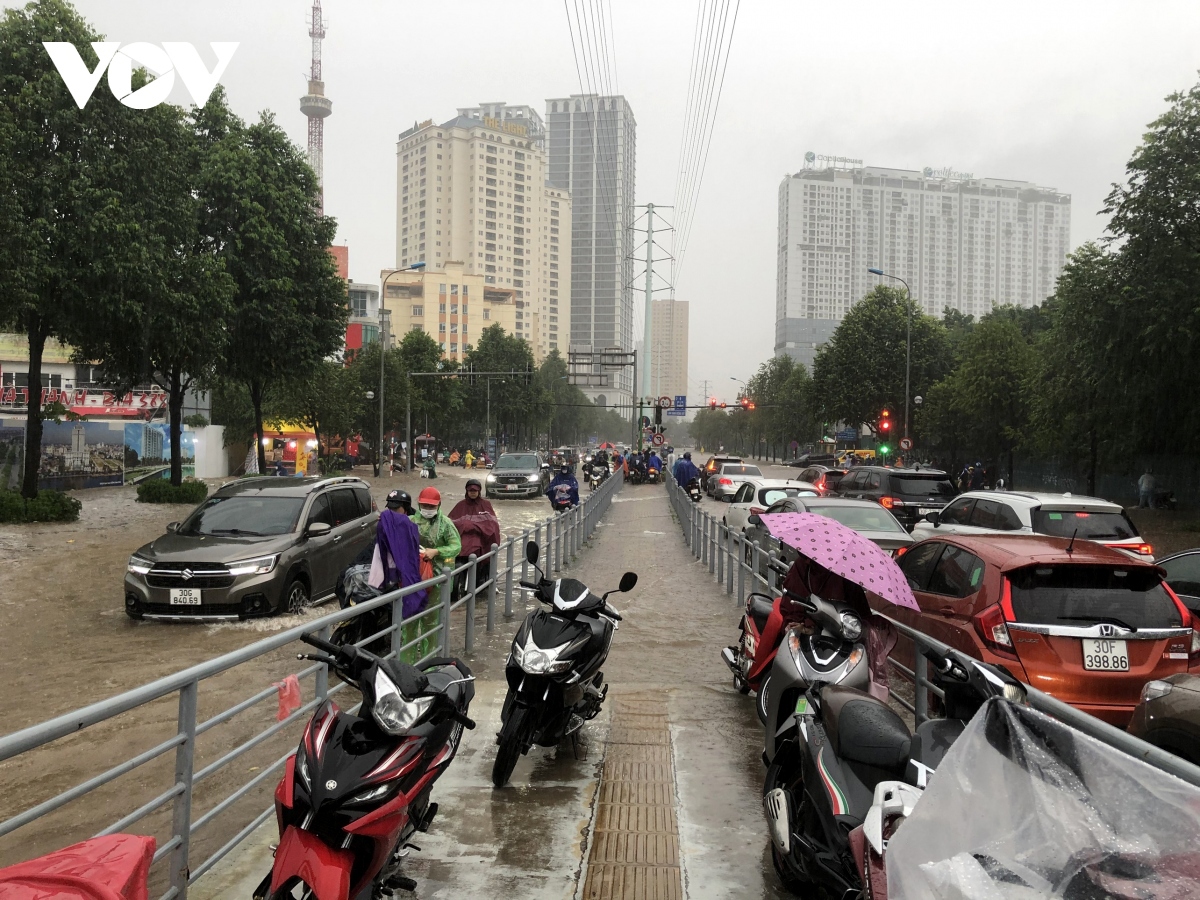 Heavy rain causing traffic chaos throughout Hanoi capital - picture 2