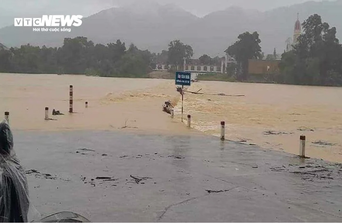 But localities in central Vietnam had experienced heavy rain before the tropical depression made landfall, inundating many streets in Thua Thien-Hue, Da Nang, Quang Nam, Quang Ngai and other localities in the region. (Photo: VTC News)