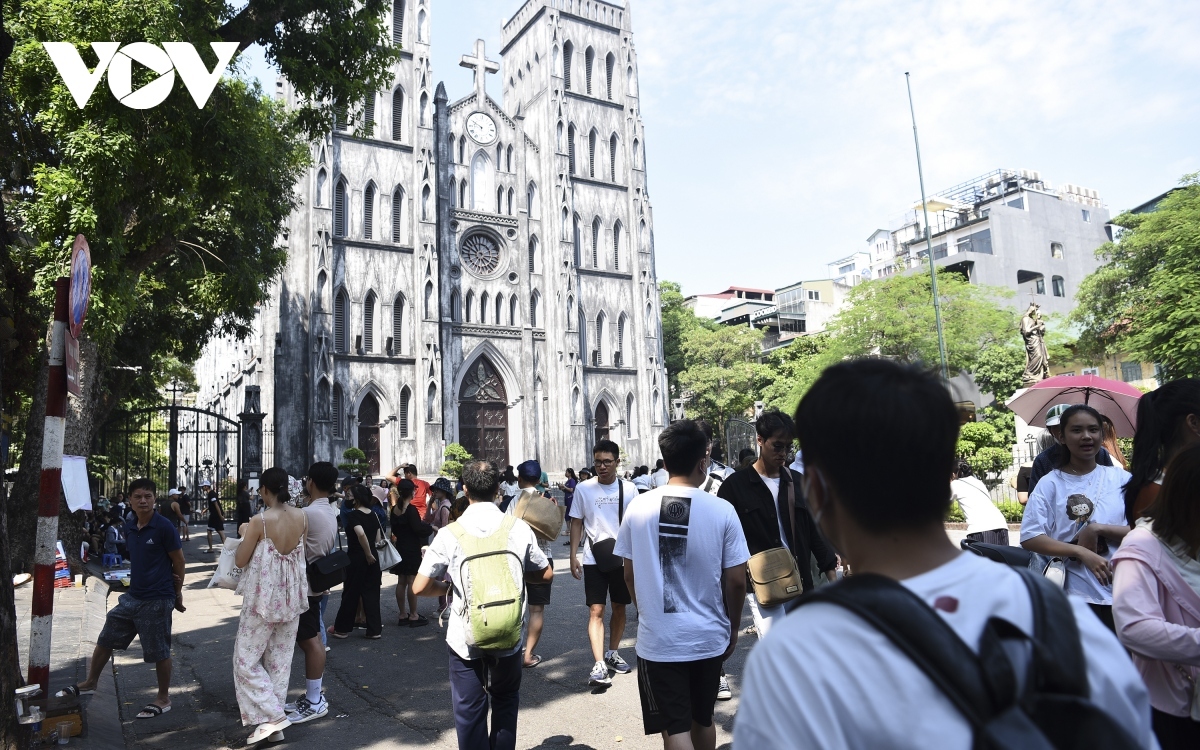 A large number of people choose to visit the Hanoi Cathedral area or St. Joseph's Cathedral close to Hoan Kiem lake to enjoy the occasion.