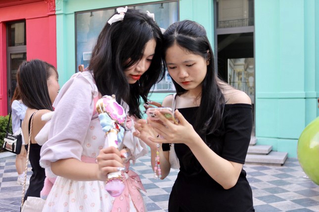 discovering european street style in the heart of hanoi picture 3