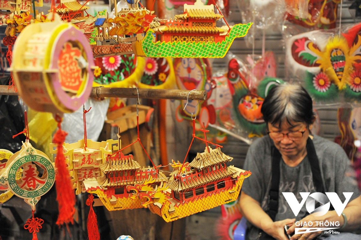 Previously, local traders once specialized in selling paper-made lion and dragon heads, votive papers, and oriental medicinal herbs. Later, they have shifted to selling lanterns to meet market demand.