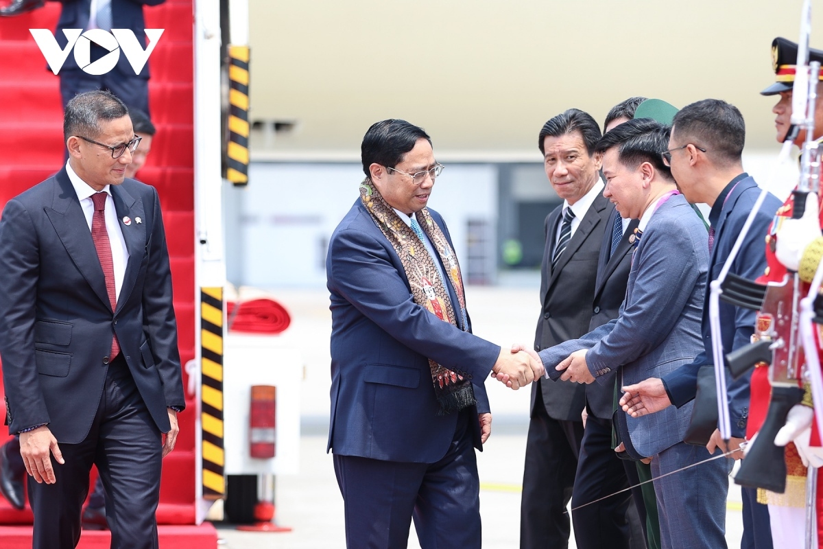 The Vietnamese PM is welcomed at the airport by Indonesian Minister of Tourism and Creative Economy Sandiaga Uno.