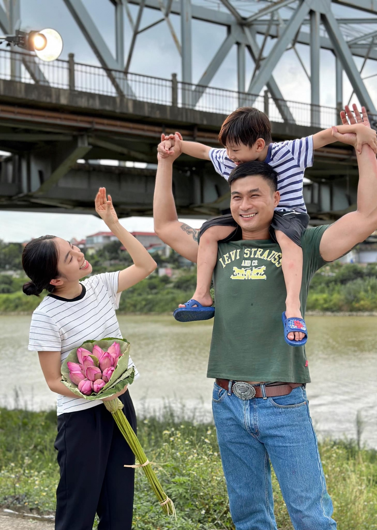 nu chinh lang trong pho ngoai doi tre trung, nang dong khac xa tren phim hinh anh 3