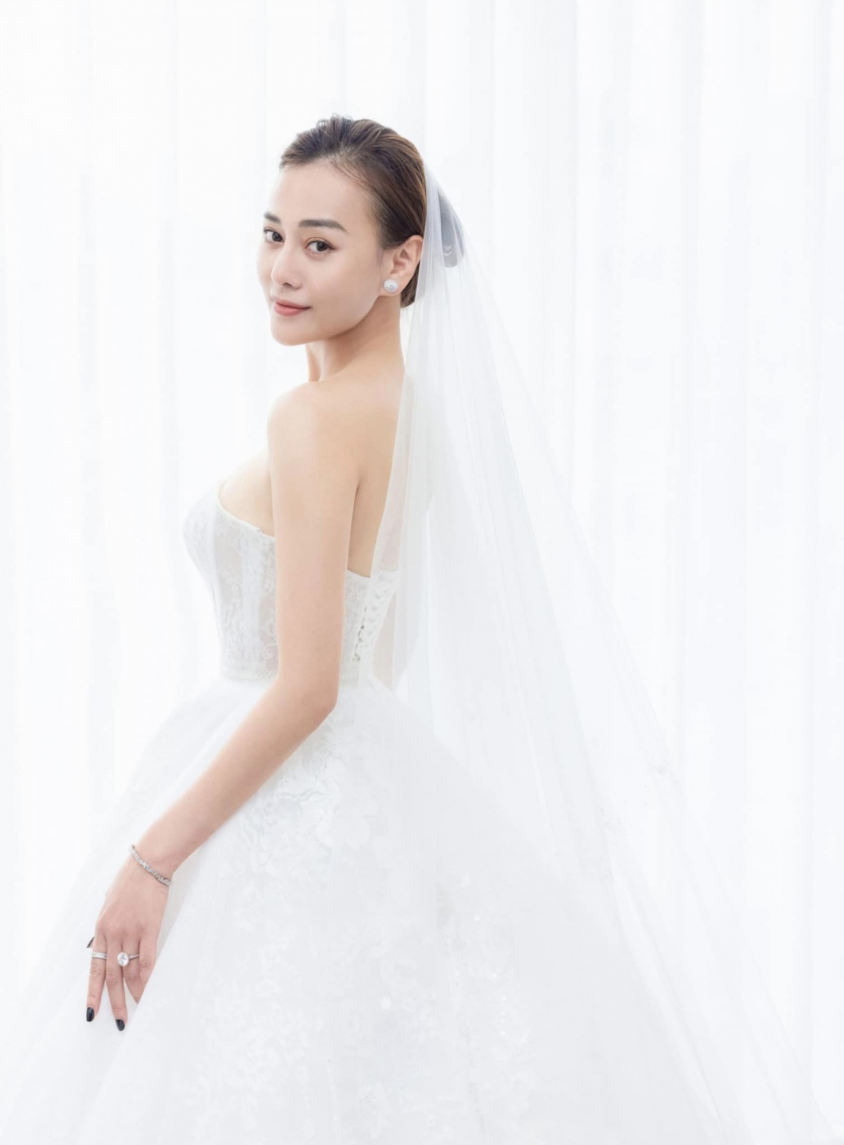 Minh Hằng thử váy chụp ảnh cưới - VnExpress Giải trí