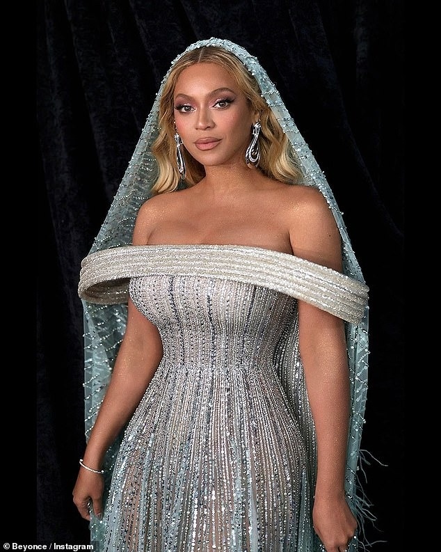 "Ong chúa" Beyoncé gây ấn tượng với bộ trang phục đính đá quý lộng lẫy