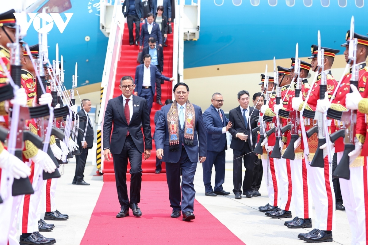 pm pham minh chinh arrives in jakarta for asean summit picture 6